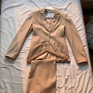 Elie Tahari Pantsuit with a extremely small  dot
